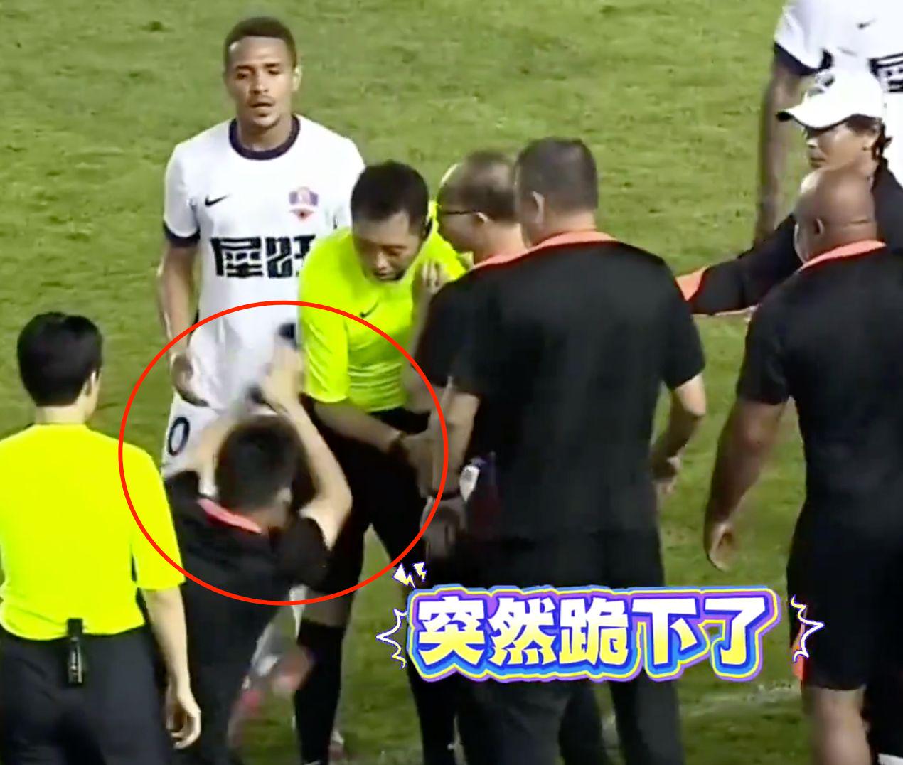 球被忽视, ue, 他认为防守 球被忽视, ue, 他认为防守