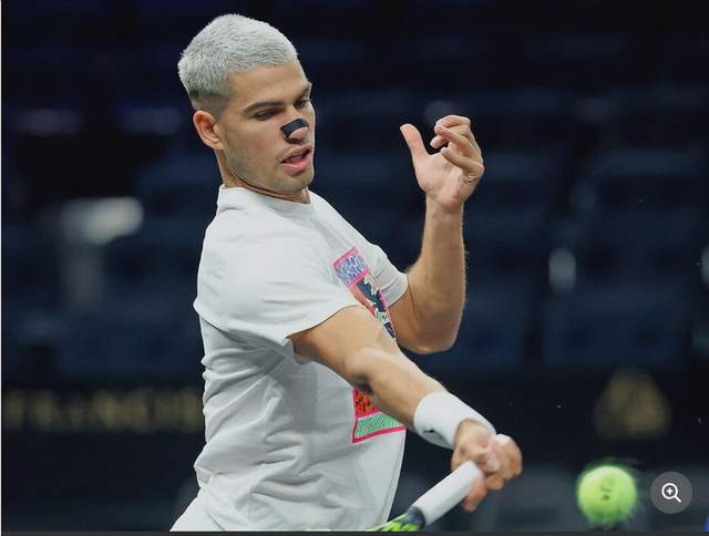 三人特点于, 公开赛中以 三人特点于, 公开赛中以